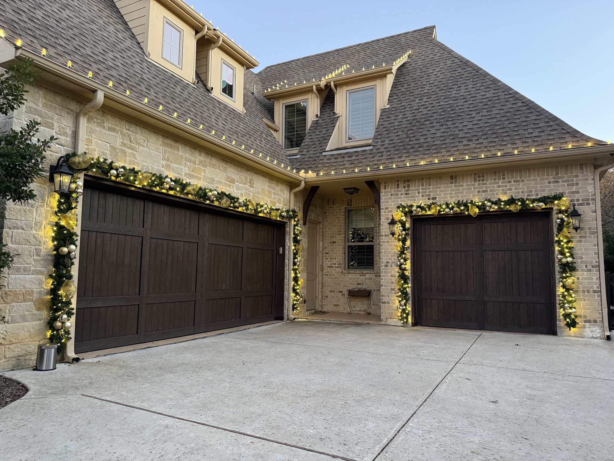 Residential Christmas lighting installation, photo 99 of 114