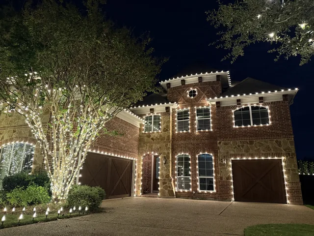 Residential Christmas lighting installation, photo 31 of 114