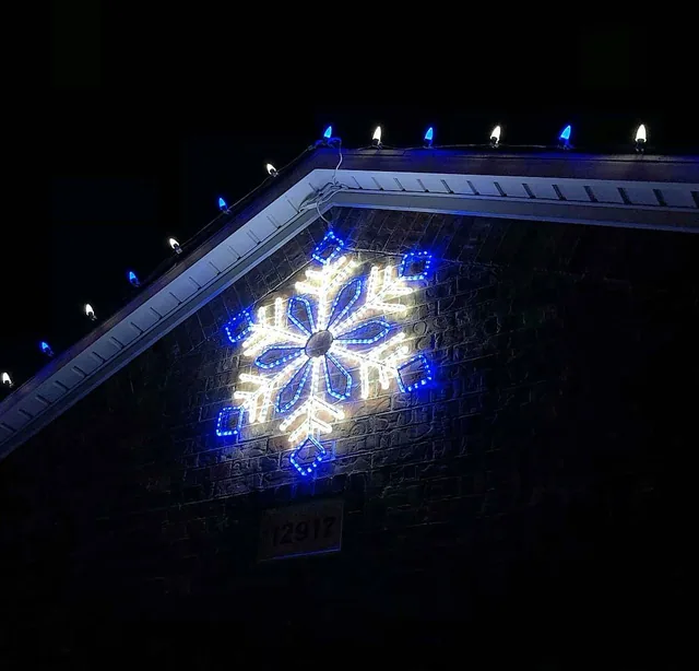 Residential Christmas lighting installation, photo 94 of 114