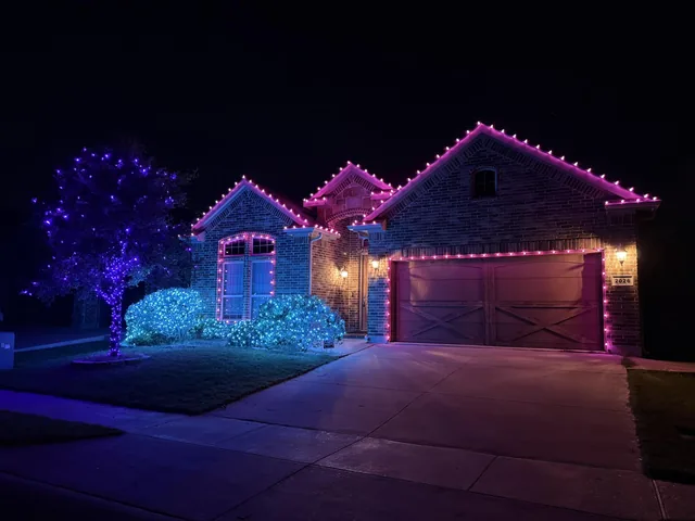 Residential Christmas lighting installation, photo 60 of 114