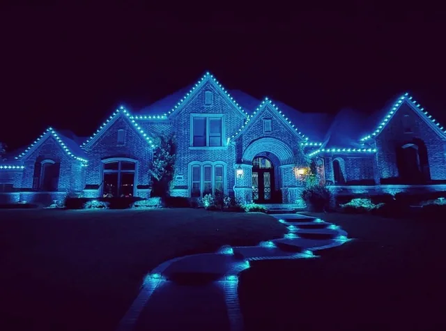Residential Christmas lighting installation, photo 34 of 114